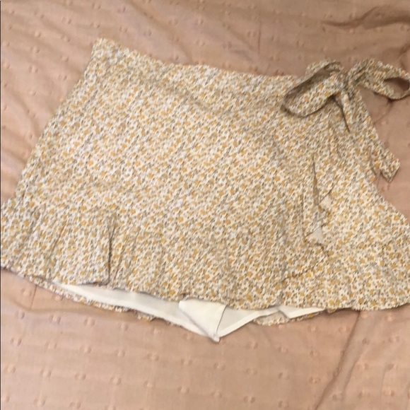 Floral yellow and white Hollister skirt - Picture 1 of 3